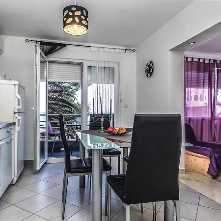 Apartmán 1 Bedroom Pet Friendly In Jesenice (Split-Dalmatia)