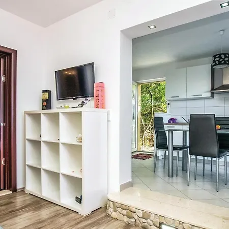 1 Bedroom Pet Friendly In Jesenice (Split-Dalmatia)